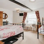 The Street Head 4* West Burton