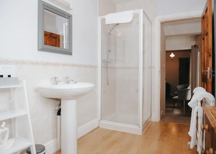 Inn The Street Head West Burton